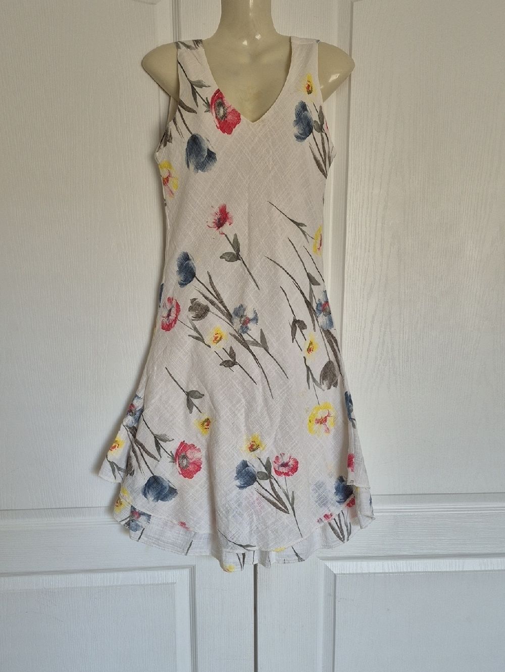 CHARLIE B White Floral V‑Neck Casual Dress with Pink Blue Yellow Accents